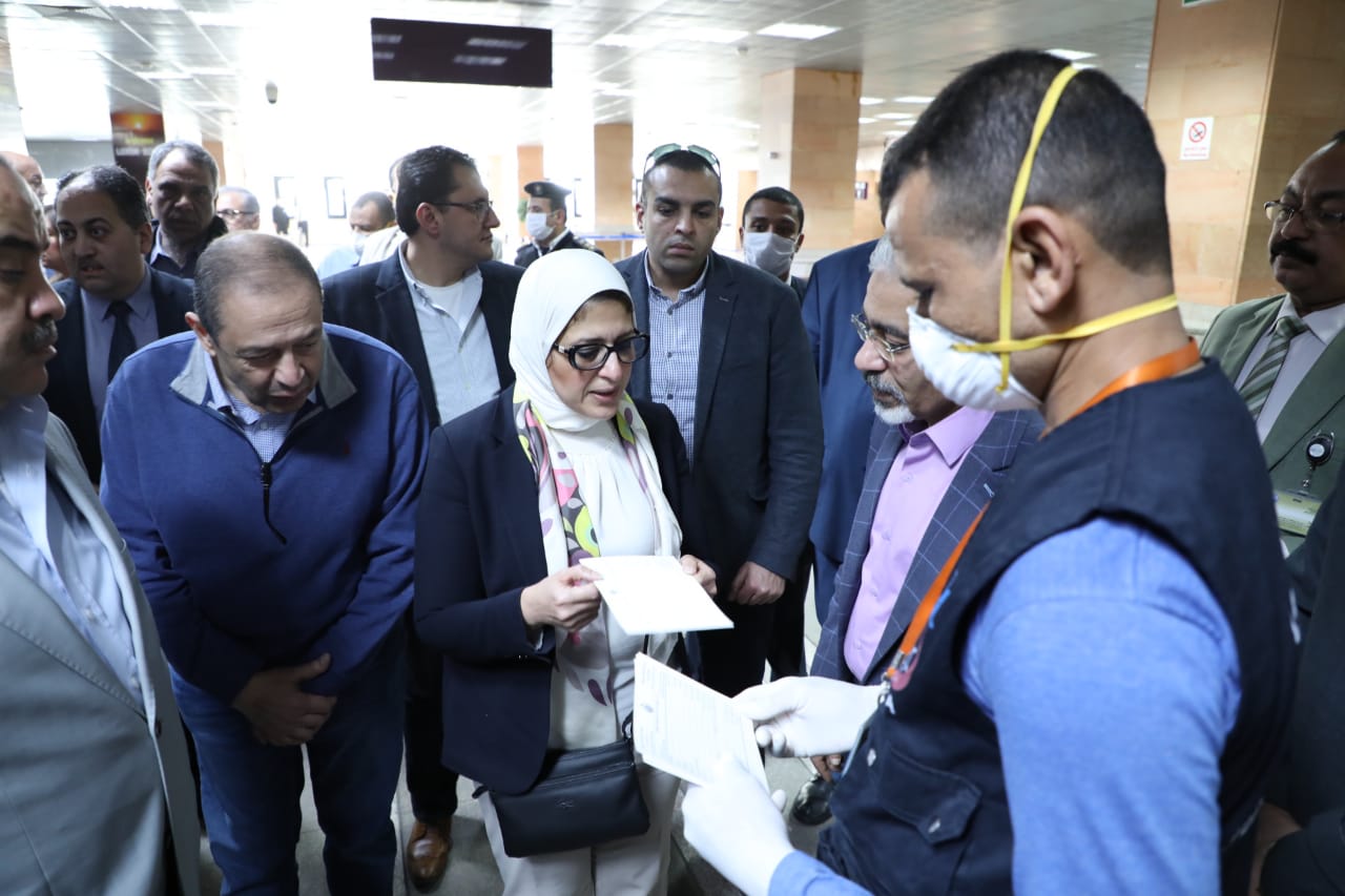 وزيرة الصحة تتفقد الحجر الصحى بمطار الأقصر الدولى