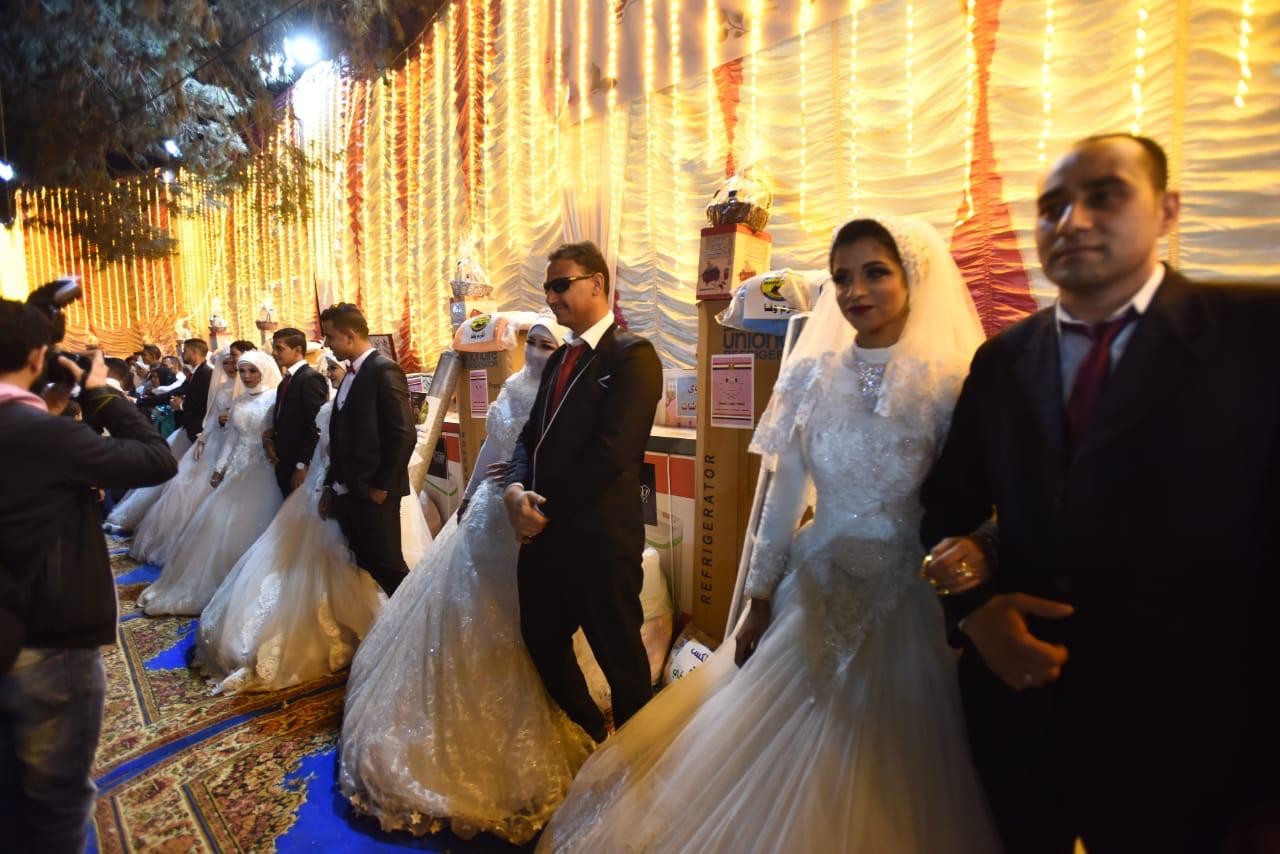 محافظة الجيزة تنظم حفل زواج جماعى لـ50 عروسة يتيمة (4)