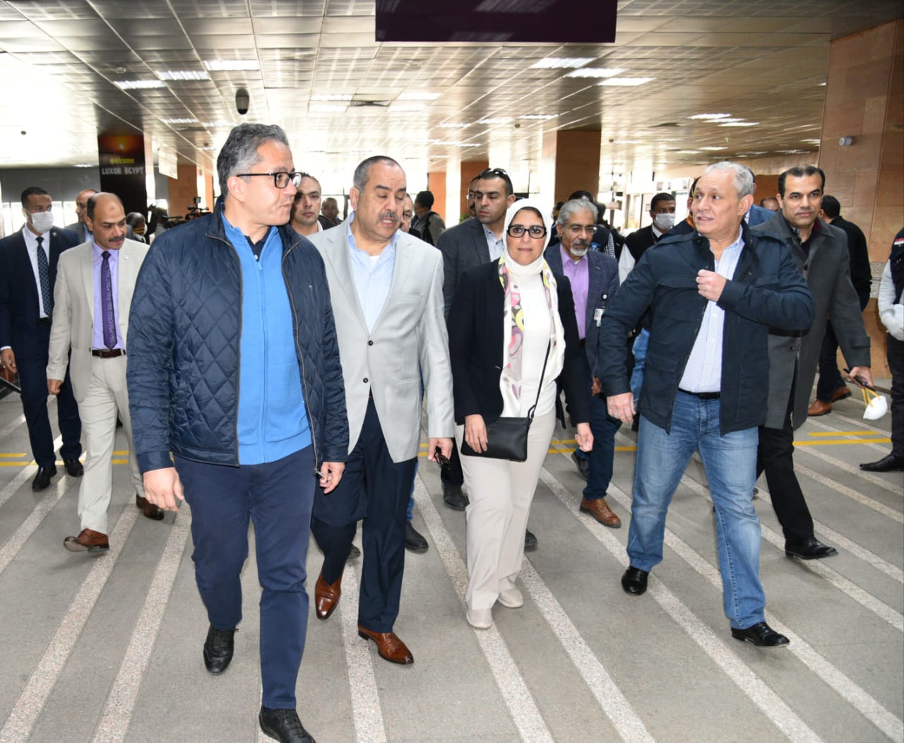 جولة الوزراء داخل الحجر الصحى بمطار الأقصر الدولى