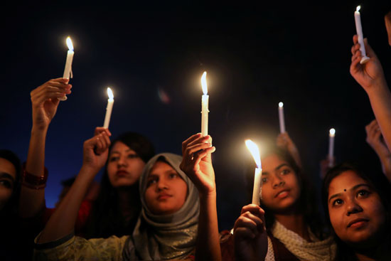 اشعال الشموع فى مسيرات بنجلاديش