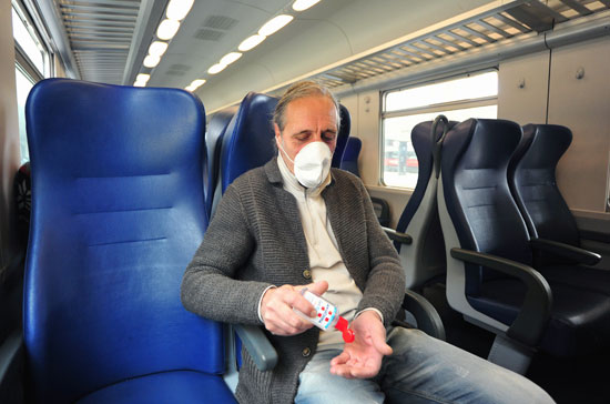 رجل يركب قطار فى ايطاليا