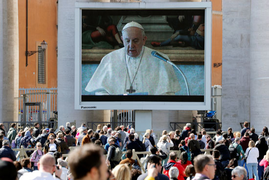 أعداد-كبيرة-من-رعايا-الكنيسة-الكاثوليكية-احتشدوا-لحضور-صلاة-البابا-عبر-الانترنت
