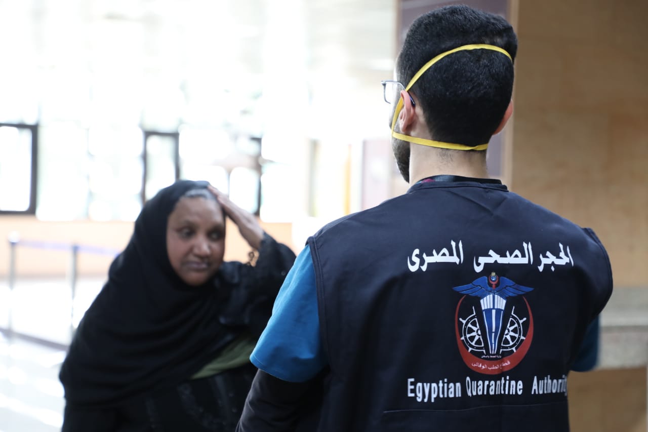 الحجر الصحى بمطار الأقصر الدولى أثناء الكشف على إحدى السيدات
