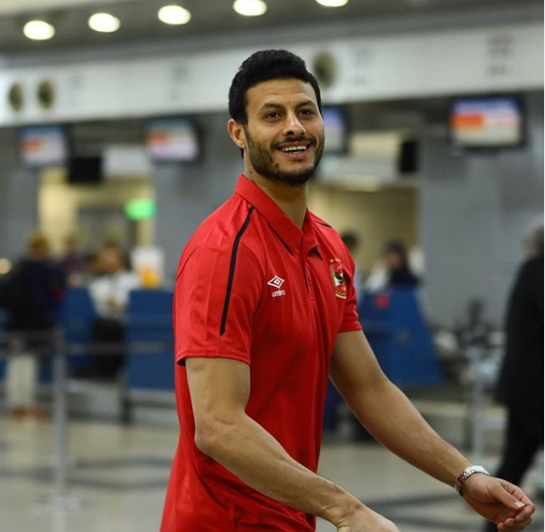 محمد الشناوى فى المطار