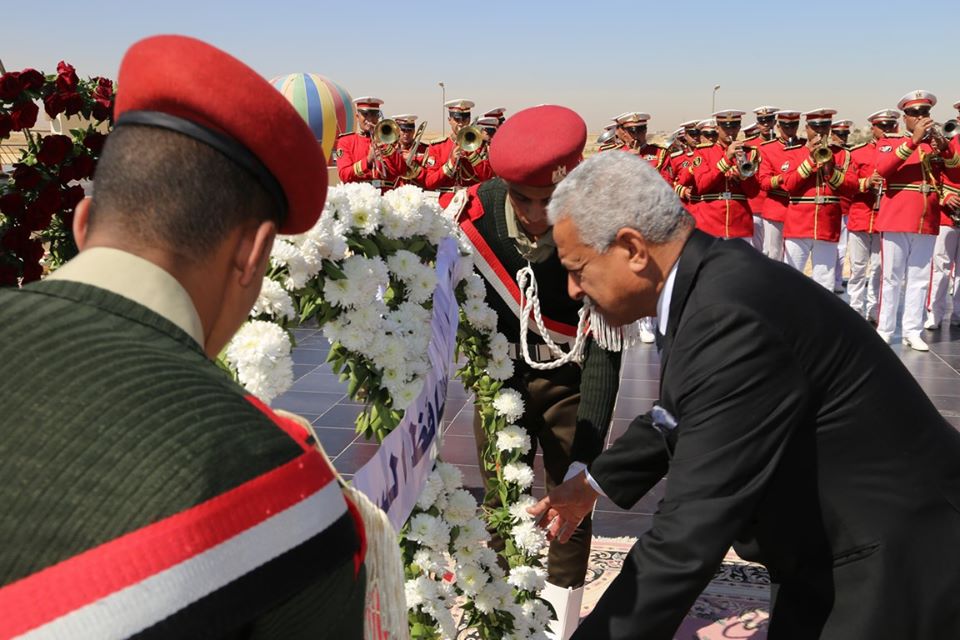 وضع أكاليل الزهور علي قبر الجندي المجهول بالجيش الثالث الميداني بالسويس (8)