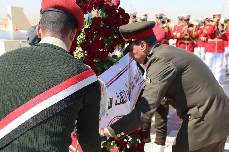 وضع أكاليل الزهور علي قبر الجندي المجهول بالجيش الثالث الميداني بالسويس (6)