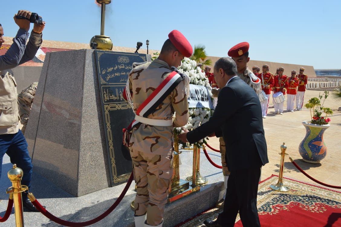 محافظ الإسماعيلية ومدير الأمن يضعان أكاليل الزهور على النصب التذكارى (6)