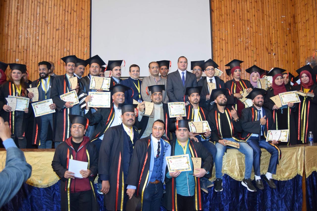 جامعة سوهاج تحتفل بتخرج 250 طالبا ببرنامج التجارة بالتعليم المدمج (4)