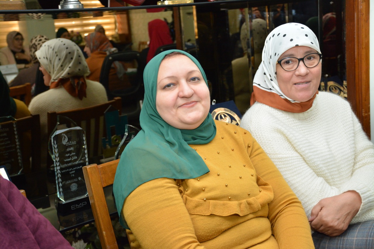 تدريب السيدات بالمركز الحرفي علي العديد من الأنشطة الحرفية  (9)