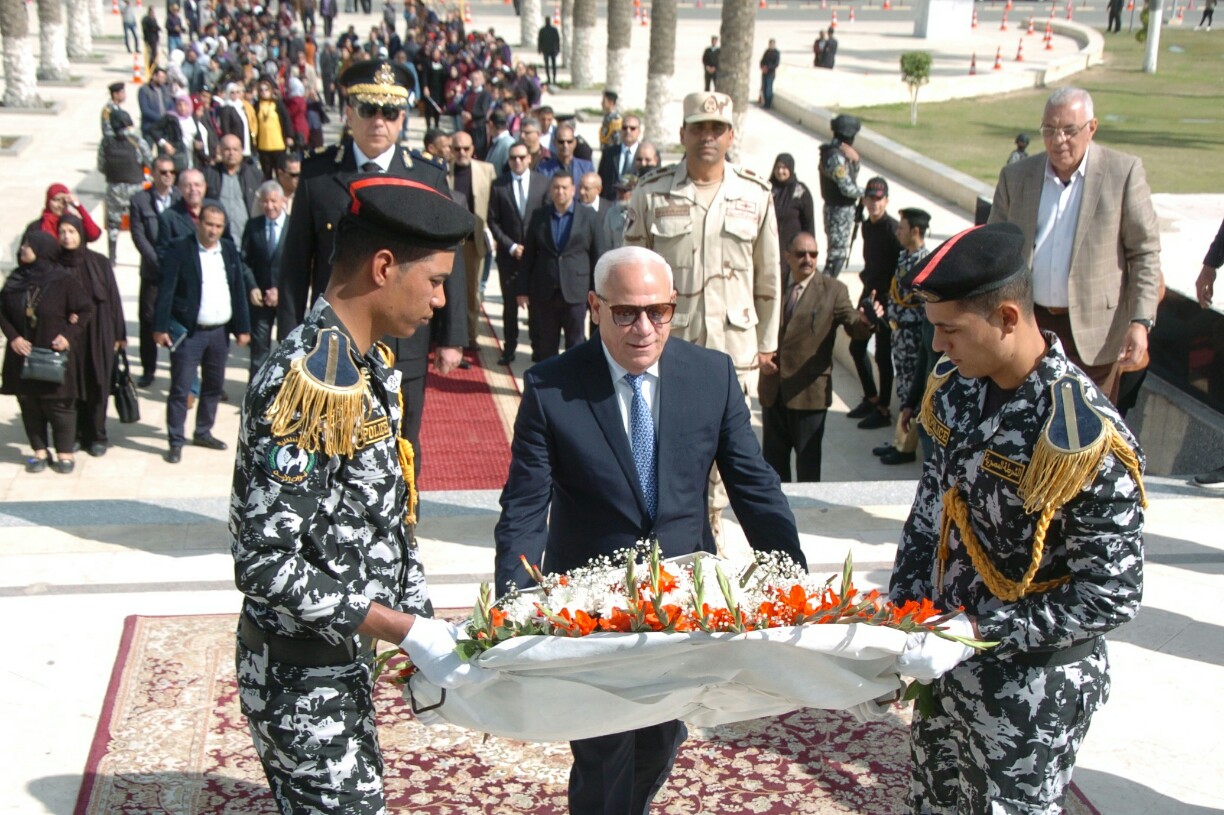 محافظ بورسعيد يضع أكليل من الزهور علي النصب التذكاري للشهداء (5)