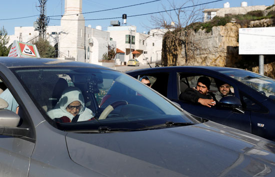 مواطنون يشجعون المسنة أثناء قيادتها للسيارة