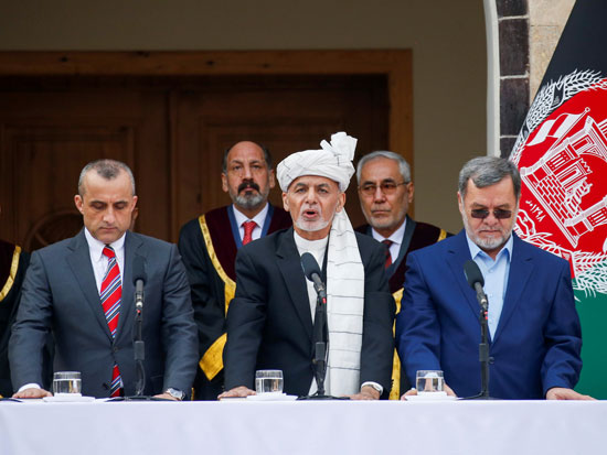 أدى-الرئيس-الأفغاني-أشرف-غني-ونائبه-الأول-عمر-الله-صالح--والنائب-الثاني-للرئيس-ساروار-دانيش---اليمين