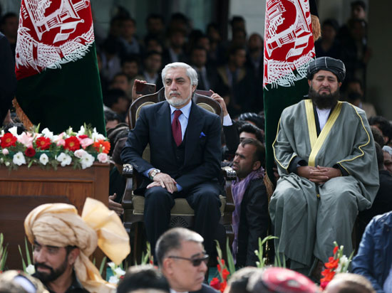 عبد-الله-عبد-الله-،-من-أفغانستان-،-يجلس-قبل-مراسم-أداء-اليمين-الدستورية-كرئيس