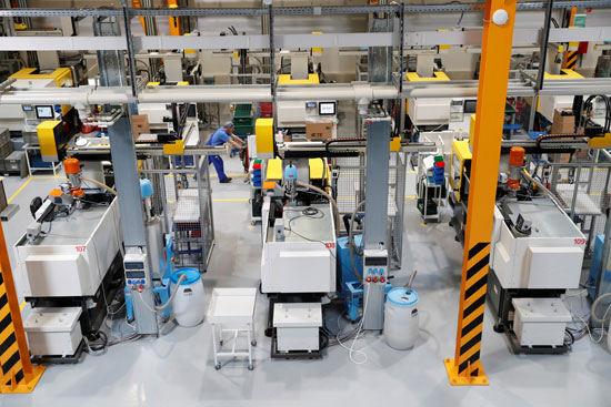 مصانع أوروبا الشرقية تعتمد على الروبوتات لتحل محل البشر
