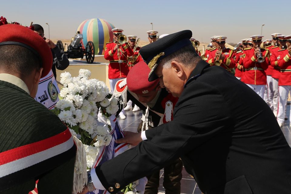 وضع أكاليل الزهور علي قبر الجندي المجهول بالجيش الثالث الميداني بالسويس (1)