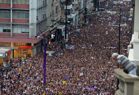 الآلاف يتظاهرون فى أوروجواى