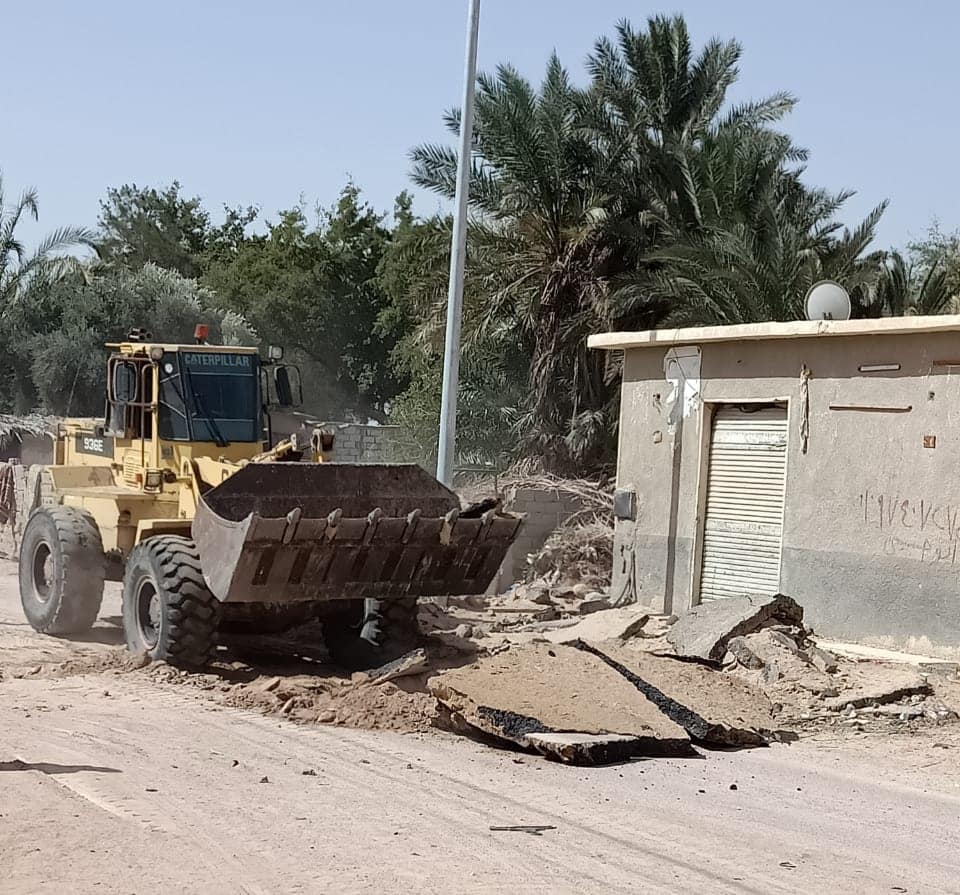 بدء أعمال رصف طريق قرية الوادى الرئيسى بطور سيناء (2)