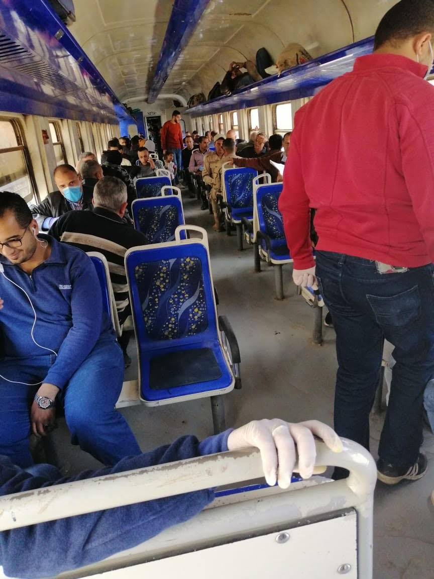 الهدوء يسيطر على قطار القاهرة - الزقازيق بدون زحامًا للركاب  (2)