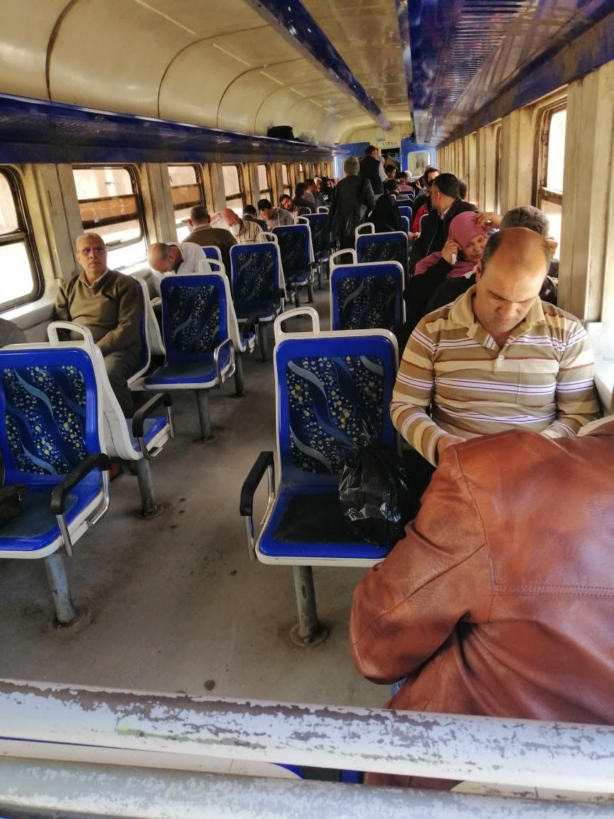 الهدوء يسيطر على قطار القاهرة - الزقازيق بدون زحامًا للركاب  (3)
