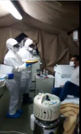 أطباء يحتفلون بعيد ميلاد مريض مصاب بكورونا