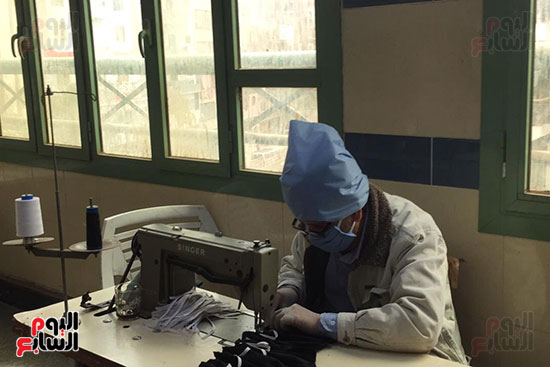 ورشة كمامات داخل جامعة سوهاج لإنتاج 3 آلاف كمامة يوميا (1)