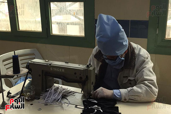 ورشة كمامات داخل جامعة سوهاج لإنتاج 3 آلاف كمامة يوميا (10)
