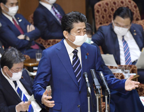 رئيس الوزراء اليابانى يرتدى الكمامة
