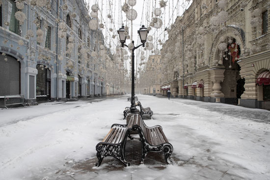 الثلوج تغطى أحد الطرق فى موسكو