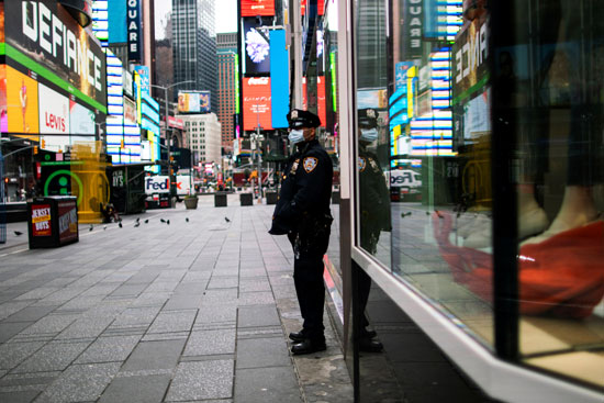 شرطة نيويورك يقف فى ساحة تايمز