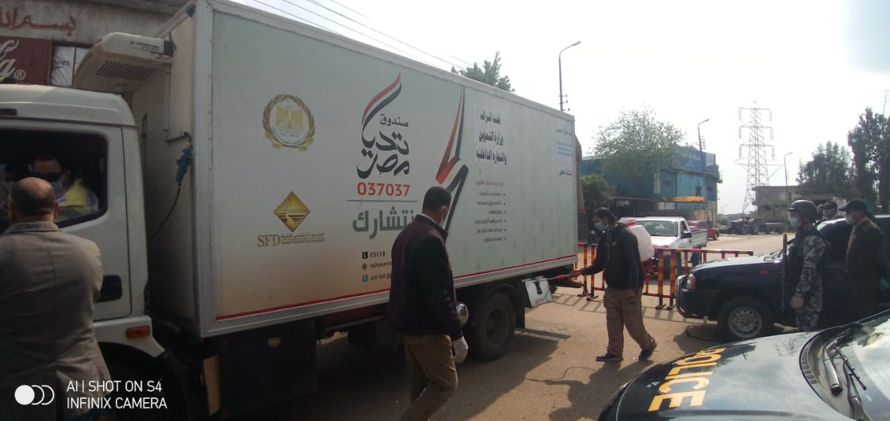التموين تدفع بسيارات سلع غذائية وتموينية للقرية التموين تدفع بسيارات سلع غذائية وتموينية للقرية
