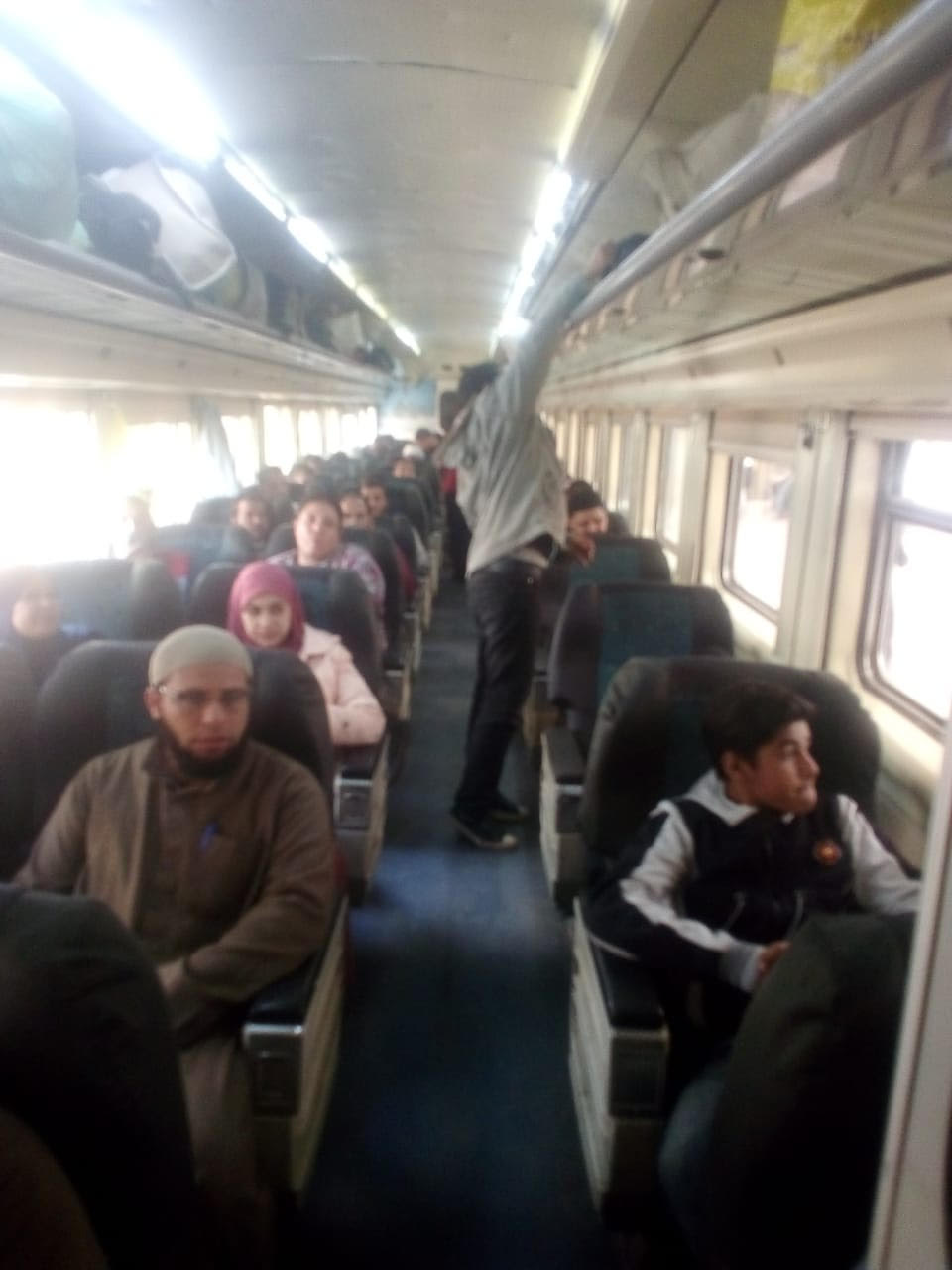 قطارين بخطى الصعيد والإسكندرية لا تظهر زحاما (4)