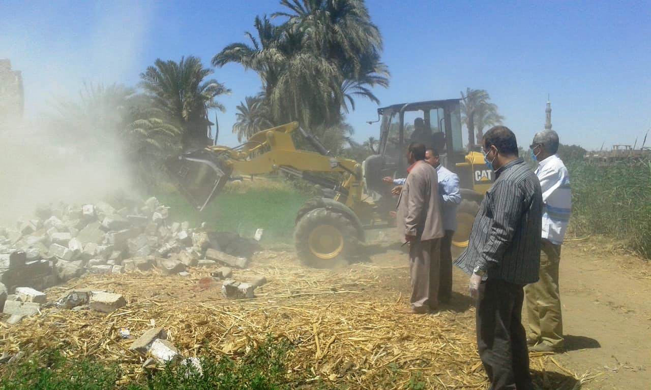 استمرار حملات إزالة مخالفات البناء والتعدي على الارض الزراعية بمراكز المحافظة (20)