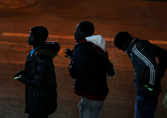عدد من المهاجرين ينتظرون دورهم للفحص من قبل سلطات مالطا