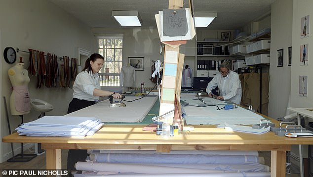 مصممة بريطانية تترك عملها وتصنع صناعة ملابس الأطباء  (2)