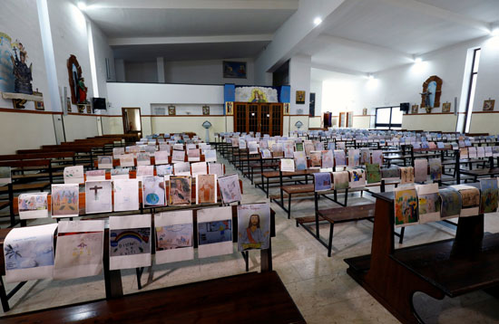 صور ضحايا كورونا على كقاعد كنيسة بإيطاليا