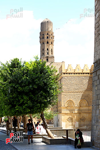 شارع المعز يلتزم بغلق المحلات (10)