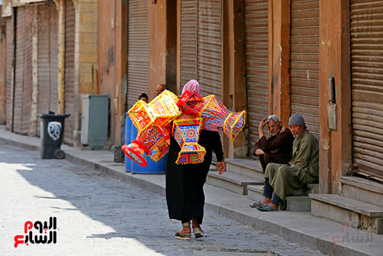 شارع المعز يلتزم بغلق المحلات (5)