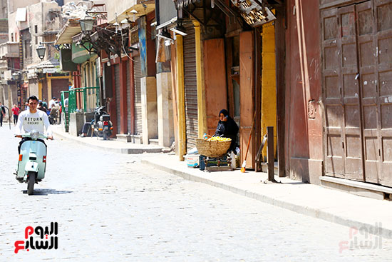شارع المعز يلتزم بغلق المحلات (7)