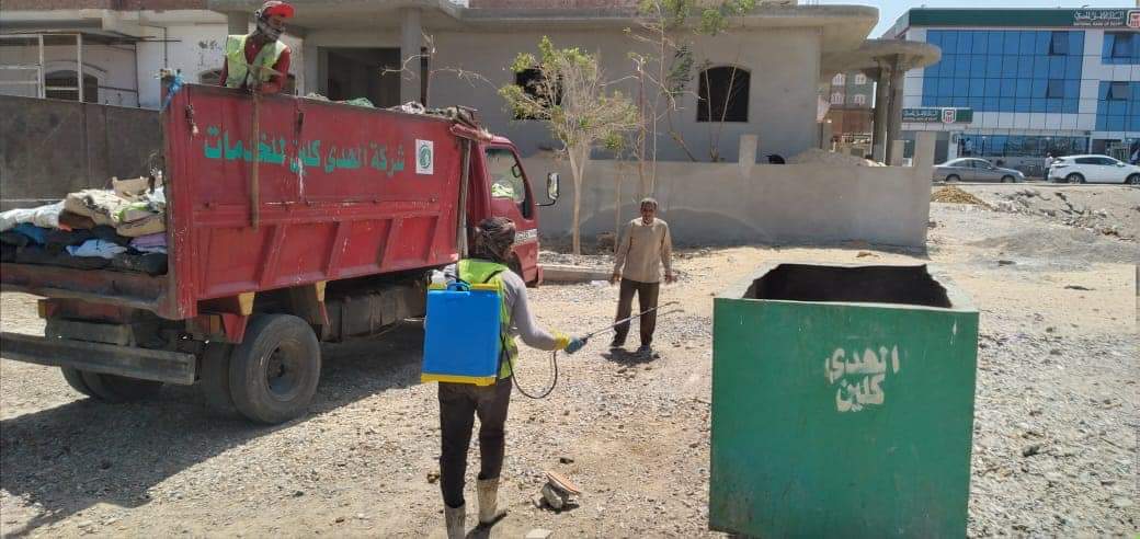 تعقيم صناديق القمامة وحملات نظافة لمواجهة كورونا بمدينة القصير (1)