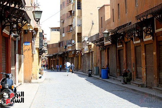 شارع المعز يلتزم بغلق المحلات (4)