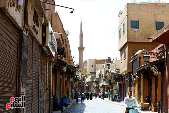 شارع المعز يلتزم بغلق المحلات (8)