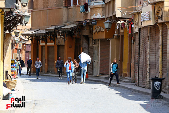 شارع المعز يلتزم بغلق المحلات (6)