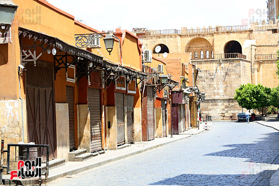 شارع المعز يلتزم بغلق المحلات (9)