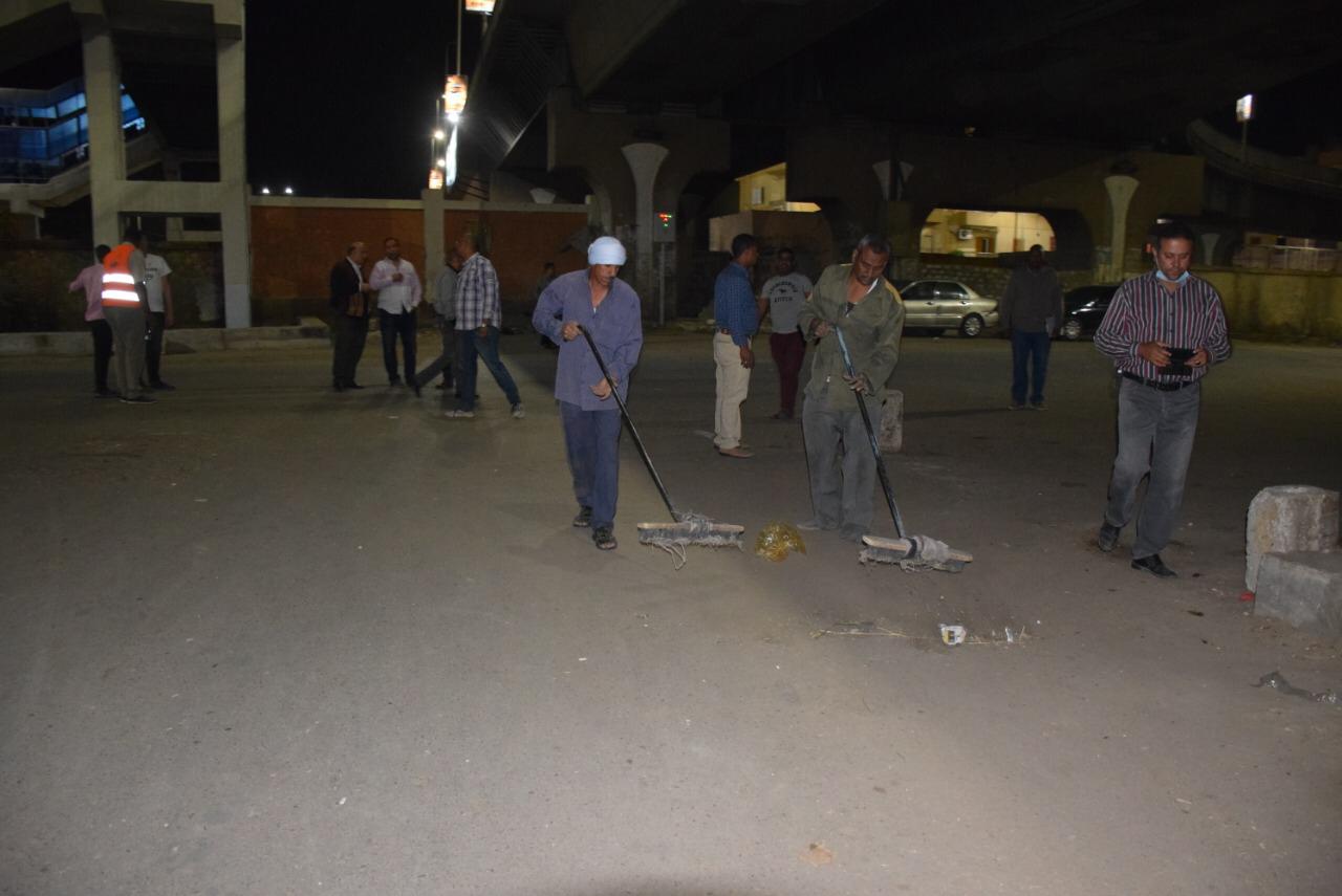 رجال النظافة خلال تجميل شوارع مدينة الأقصر بحظر التجوال