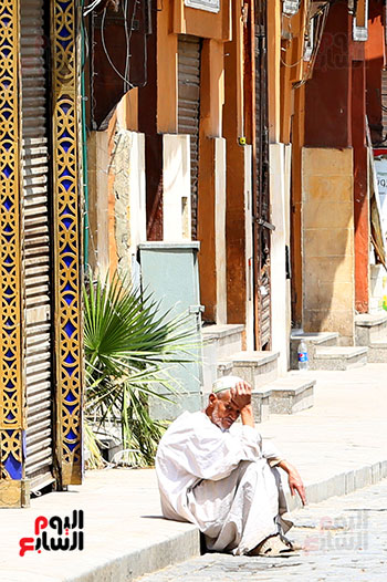 شارع المعز يلتزم بغلق المحلات (11)