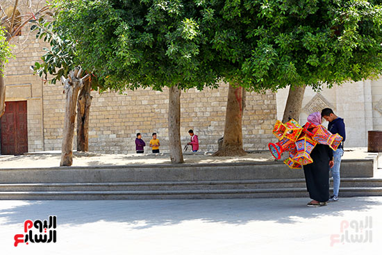 شارع المعز يلتزم بغلق المحلات (12)