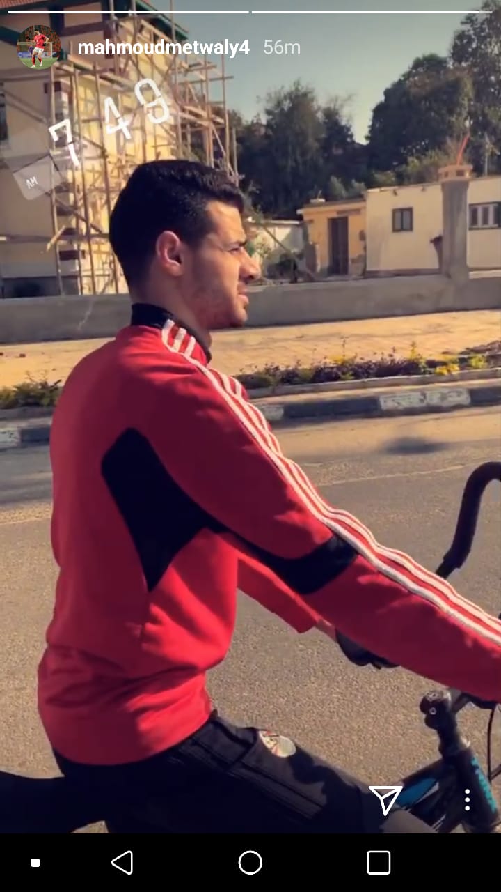 محمود متولي يقود دراجته