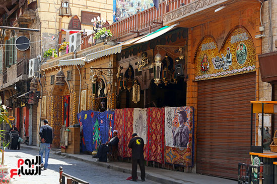 شارع المعز يلتزم بغلق المحلات (1)