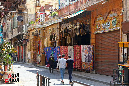 شارع المعز يلتزم بغلق المحلات (3)