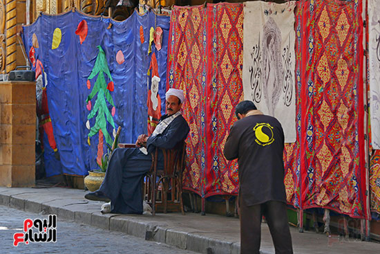 شارع المعز يلتزم بغلق المحلات (2)